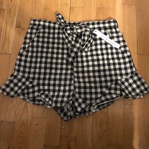 Black and white check ruffle hem shorts w belt